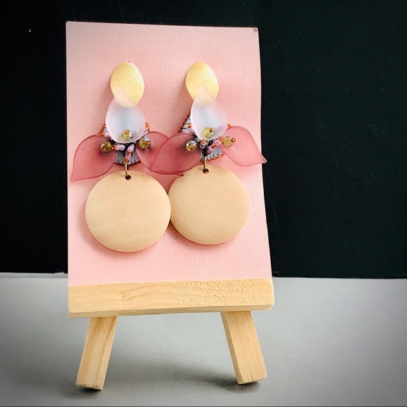 Floral earrings with wood pendant - Picture 5 of 14